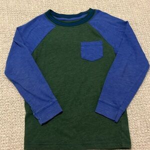🔴 $3 Cat & Jack Long Sleeve Shirt in Boys size 5 Green  Blue Pocket Great Cond.